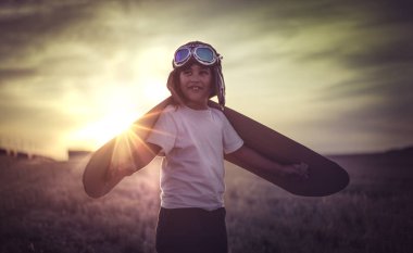 Klasik bir pilot olmak için oynayan çocuk