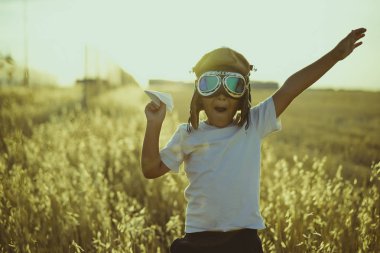 Klasik bir pilot olmak için oynayan çocuk