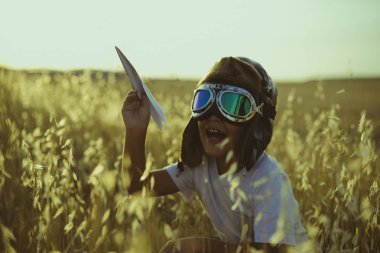 Klasik bir pilot olmak için oynayan çocuk