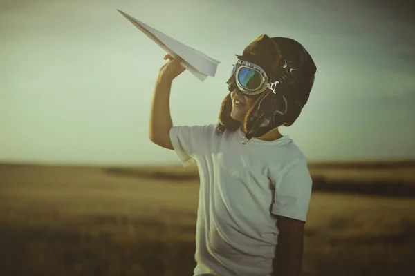 Junge spielt, ein klassischer Pilot zu sein — Stockfoto