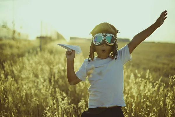 Junge spielt, ein klassischer Pilot zu sein — Stockfoto