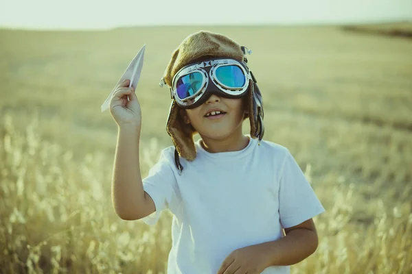 Klasik bir pilot olmak için oynayan çocuk — Stok fotoğraf