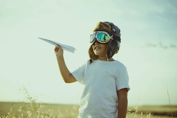 Jongen te spelen om te worden van een klassieke piloot — Stockfoto