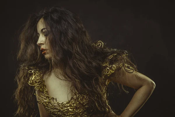 Meisje in jurk van gouden draden — Stockfoto
