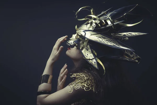 Kız altın elbise ve maske — Stok fotoğraf