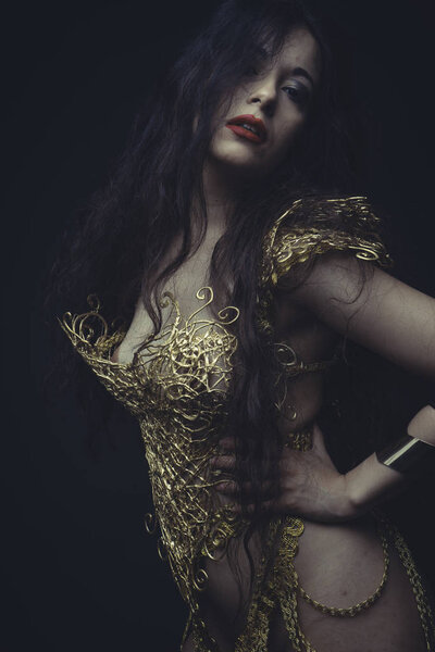 Девушка в золотой одежде
 