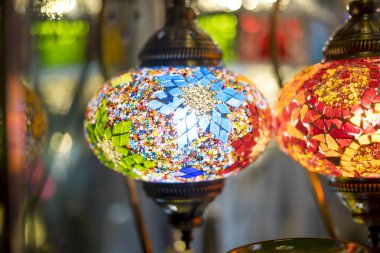 renkli kristalleri ile yapılan lambalar