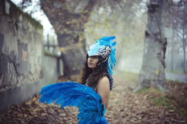 Mujer latina vestida con traje de plumas azules — Foto de Stock