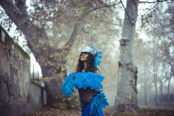 Latin kadın mavi tüy takım elbise giymiş — Stok fotoğraf