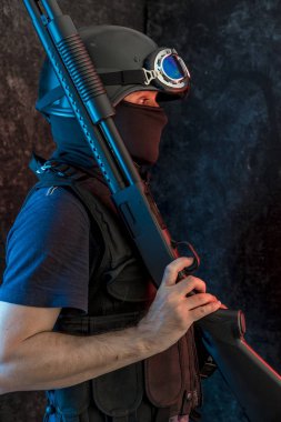 yün ile silahlı adam 