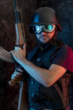 yün ile silahlı adam 