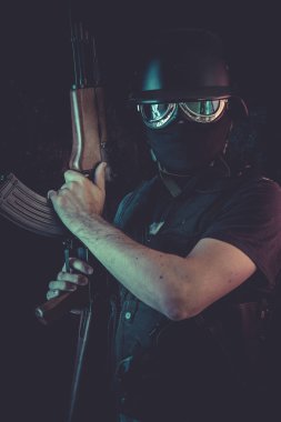 yün ile silahlı adam 