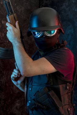 yün ile silahlı adam