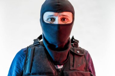 yün ile silahlı adam