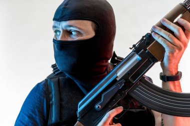 yün ile silahlı adam