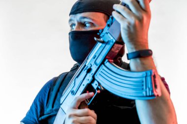 yün ile silahlı adam