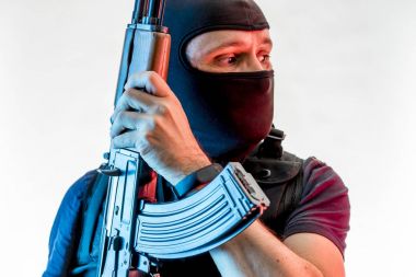 yün ile silahlı adam