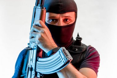 yün ile silahlı adam