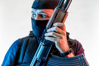 yün ile silahlı adam