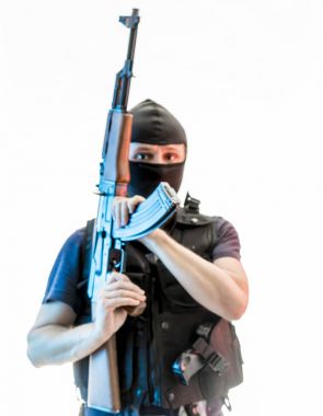 yün ile silahlı adam