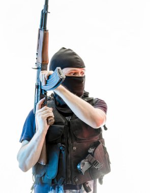 yün ile silahlı adam