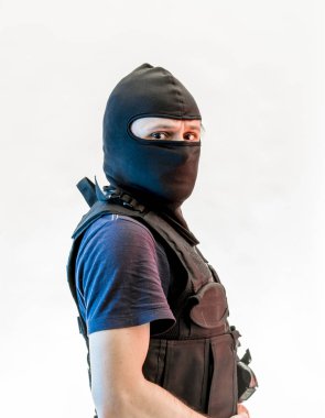 yün ile silahlı adam