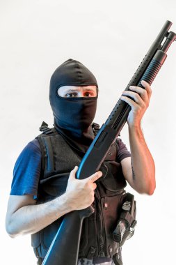 yün ile silahlı adam