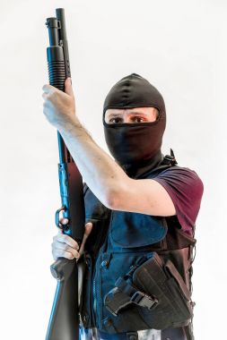yün ile silahlı adam