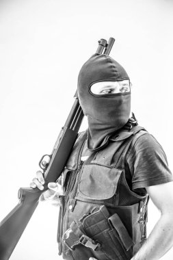 yün ile silahlı adam