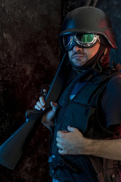 yün ile silahlı adam 