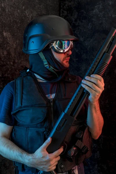 Man beväpnad med balaclava — Stockfoto