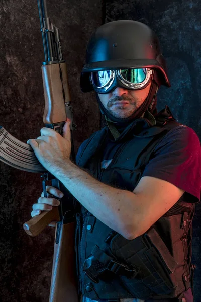 yün ile silahlı adam 