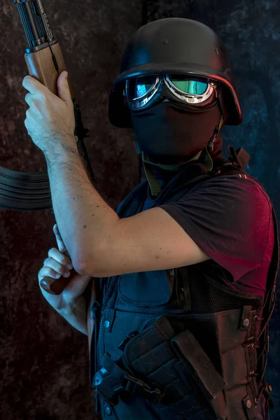 yün ile silahlı adam