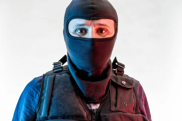 Mann mit Sturmhaube bewaffnet — Stockfoto