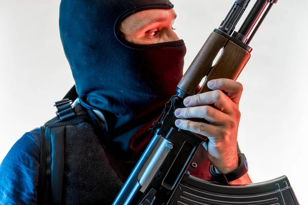 Man beväpnad med balaclava — Stockfoto