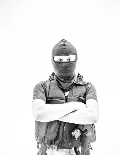 Mężczyzna uzbrojony w mieście balaclava — Zdjęcie stockowe
