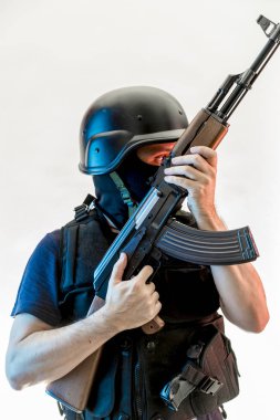 yün ile silahlı adam