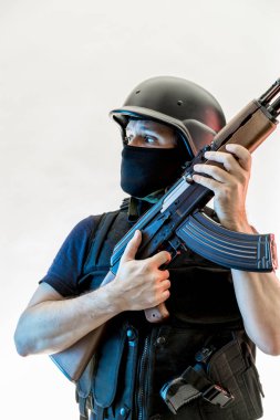 yün ile silahlı adam