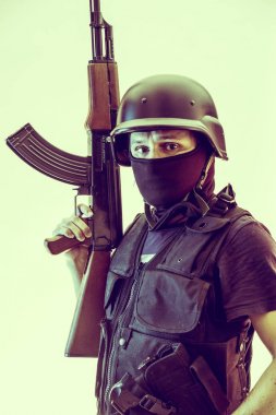 yün ile silahlı adam