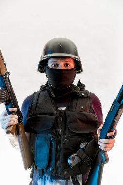 yün ile silahlı adam