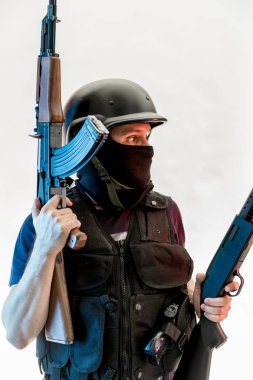 yün ile silahlı adam