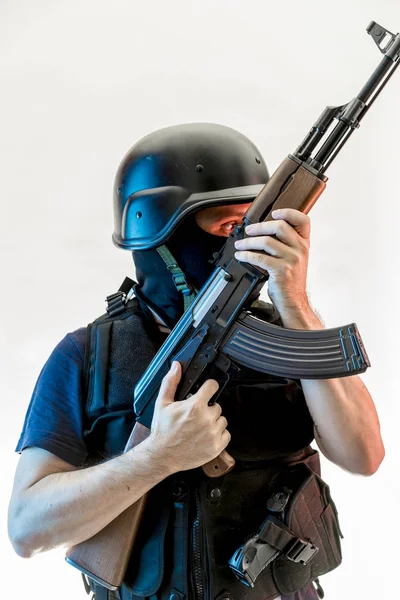 yün ile silahlı adam