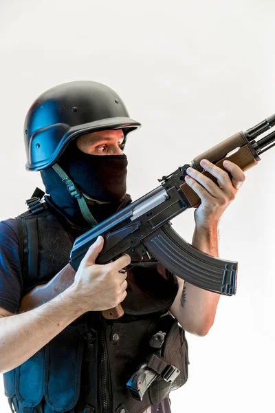 yün ile silahlı adam