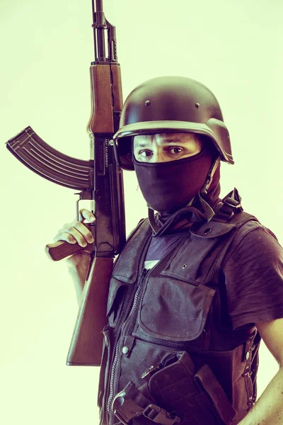 yün ile silahlı adam