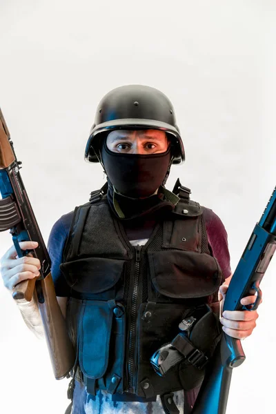 yün ile silahlı adam