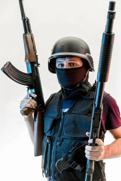 yün ile silahlı adam