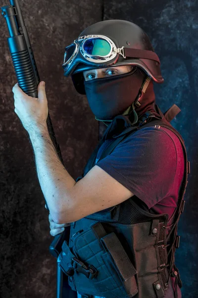 yün ile silahlı adam