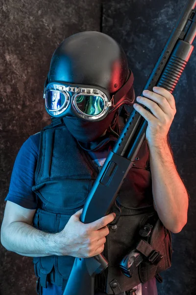 yün ile silahlı adam