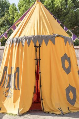 Farklı renkteki Ortaçağ çadır 