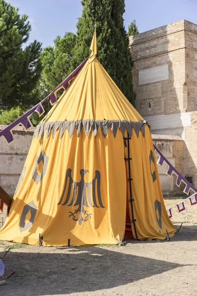 Средневековая палатка разных цветов — стоковое фото